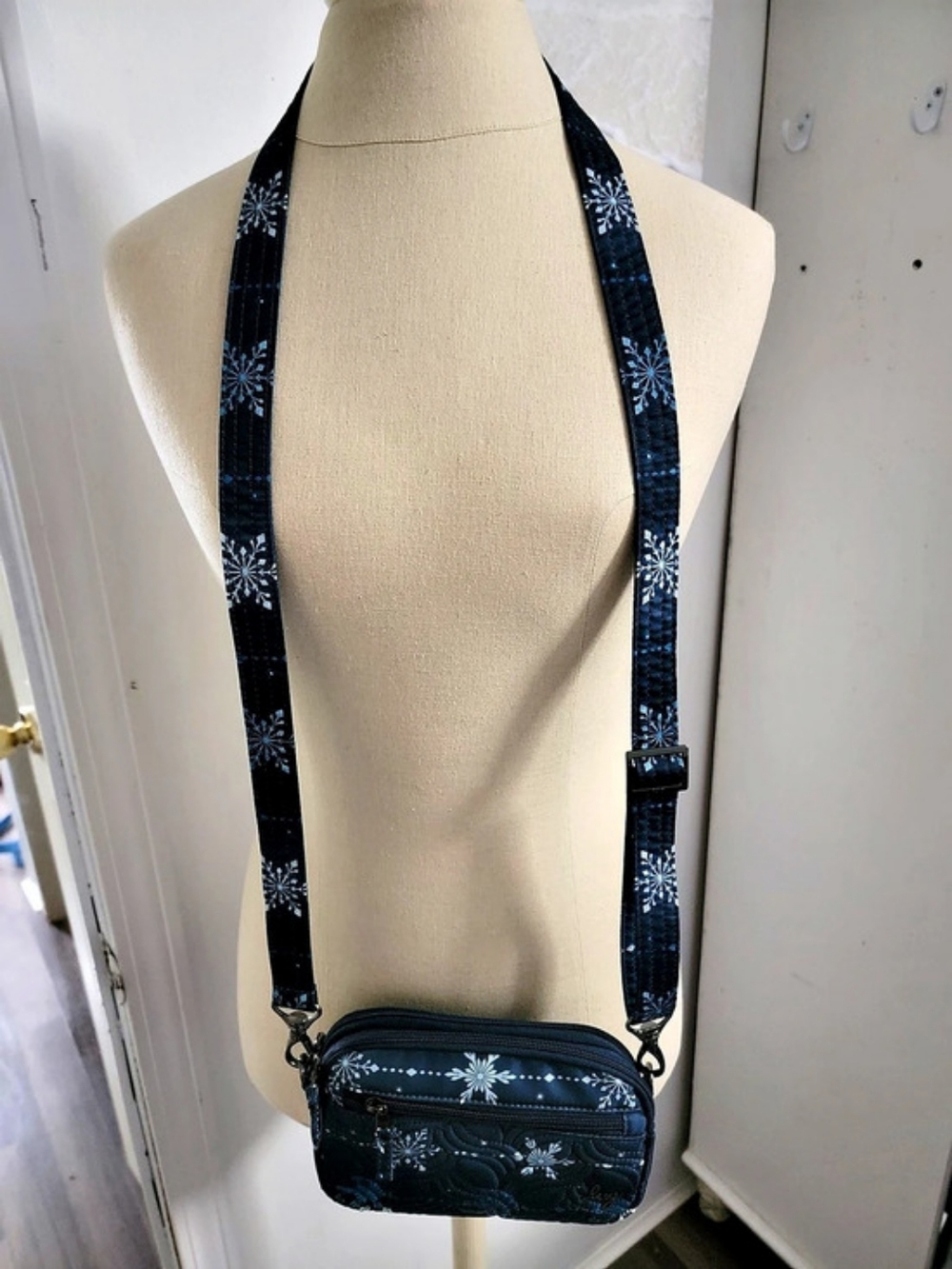 Lug Floral Crossbody Bag in Blue Snowflake
